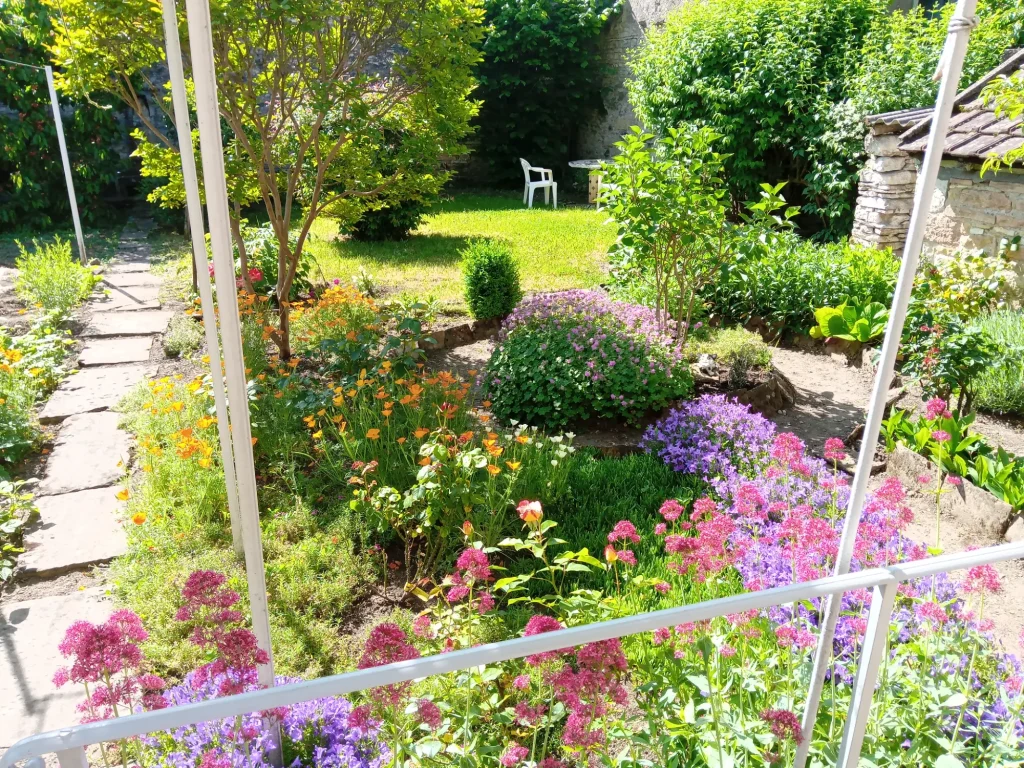 Création et entretien paysager à Chalon-sur-Saône et Givry 🌿Nous concevons et réalisons des espaces naturels et durables Forêts fruitières, jardins en permaculture.